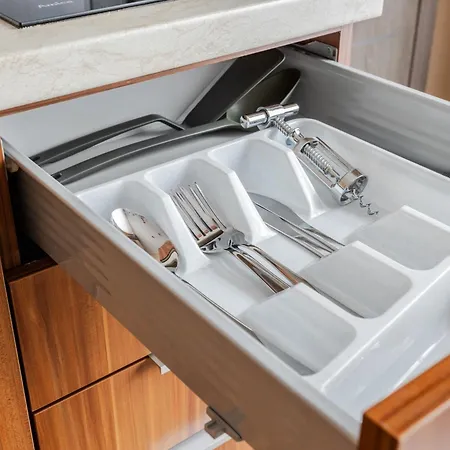 شقة Functional And Comfortable Very Berry In By Renters