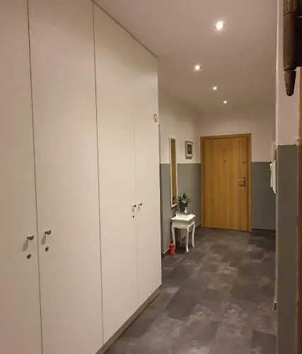 شقة Functional And Comfortable Very Berry In By Renters