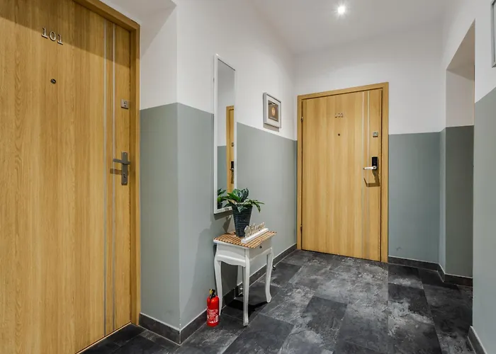 Functional And Comfortable Very Berry In By Renters شقة *