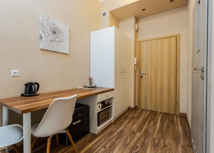 شقة Functional And Comfortable Very Berry In By Renters بوزنان