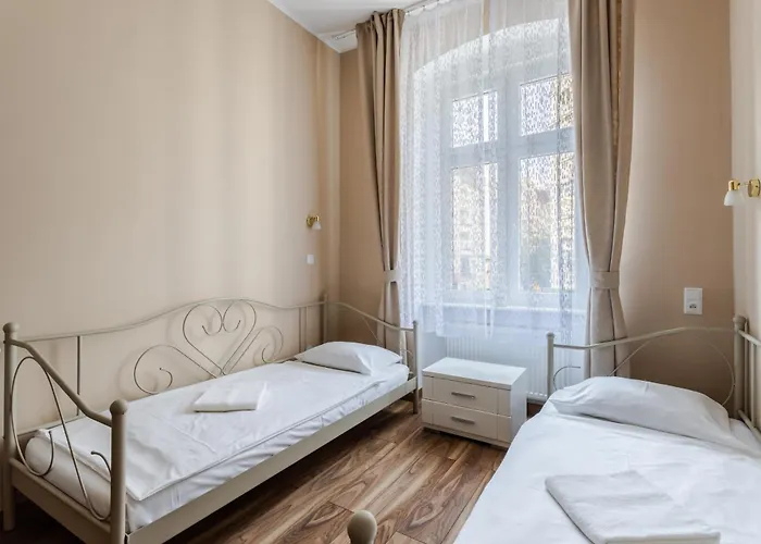 Functional And Comfortable Very Berry In By Renters شقة بوزنان