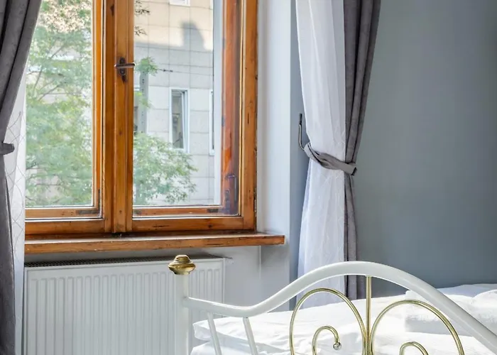 Functional And Comfortable Very Berry In By Renters شقة