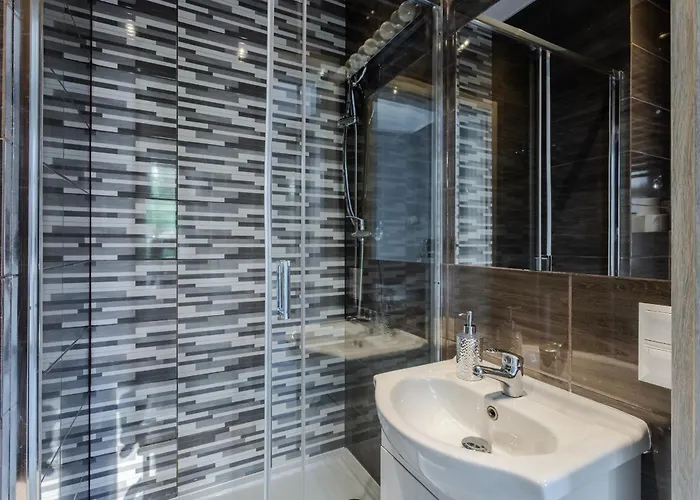 شقة Functional And Comfortable Very Berry In By Renters