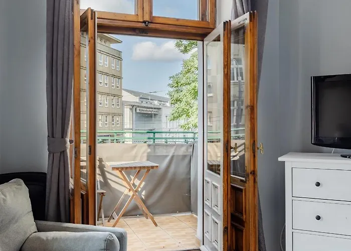 Functional And Comfortable Very Berry In By Renters شقة بوزنان