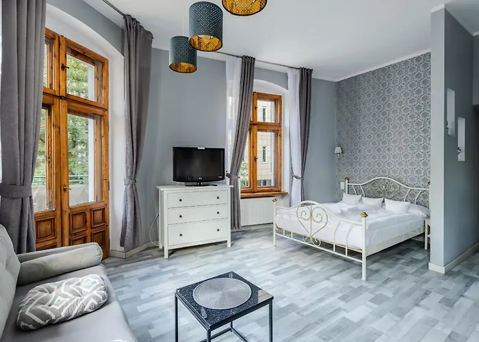 Functional And Comfortable Very Berry In By Renters شقة *