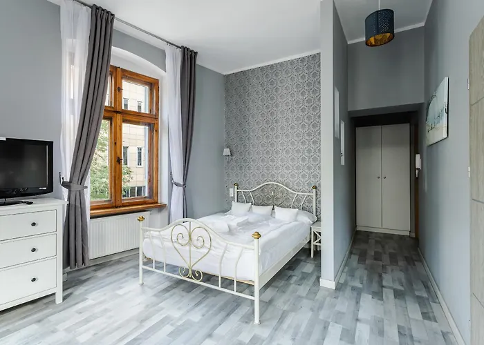 Functional And Comfortable Very Berry In By Renters شقة