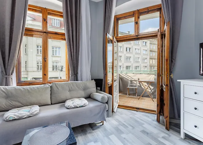 Functional And Comfortable Very Berry In By Renters شقة *