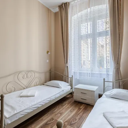 Functional And Comfortable Very Berry In By Renters Lägenhet Poznań