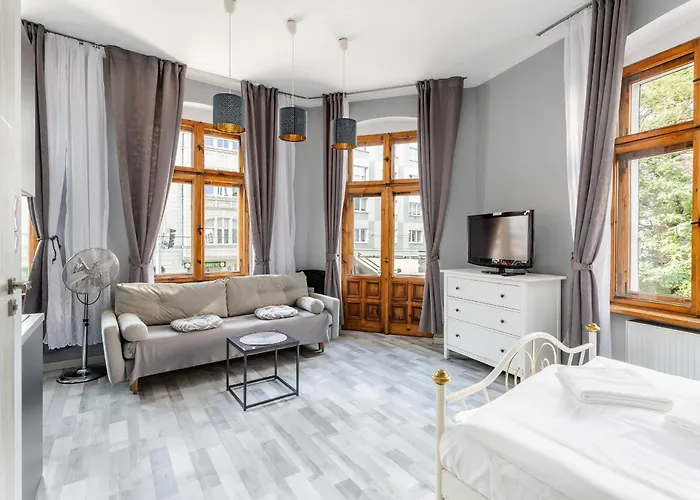 Functional And Comfortable Very Berry In By Renters 公寓